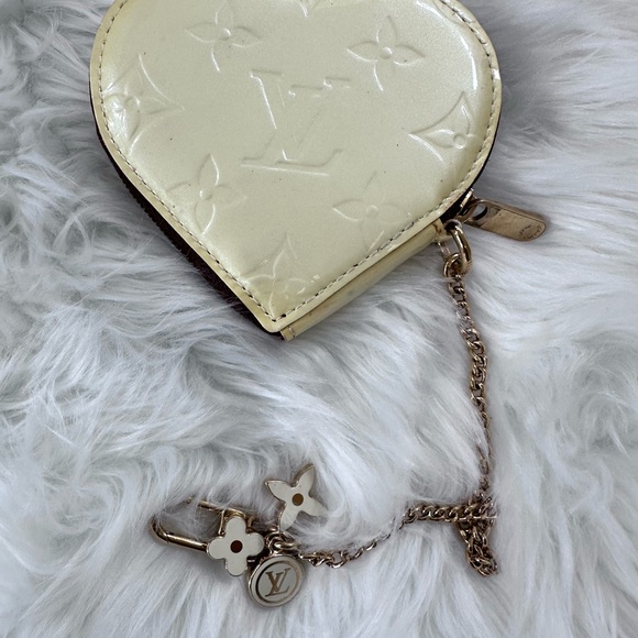 Louis Vuitton heart shaped coins bag - Picture 4 of 17